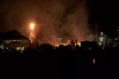 Explosión y gran incendio en una fábrica petroquímica de Tarragona, España