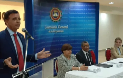 Contralor Gerardo Solís pide a nuevos fiscalizadores 'no dejarse meter goles'