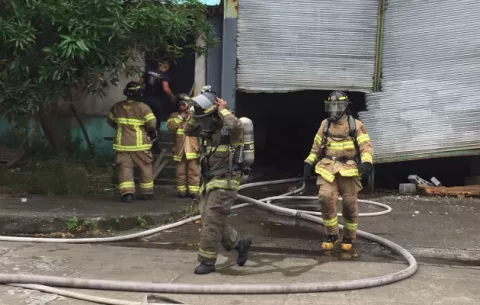 Bomberos combaten incendio en depósitos de empresas en la Zona Libre 
