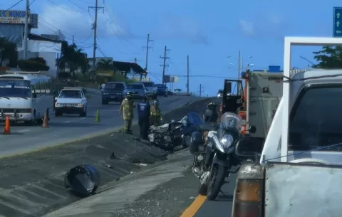 Camión invade carril contrario y choca contra sedan dejando dos muertos en Gorgona