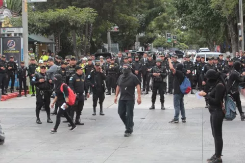 Estudiantes bloquean el paso en protesta del presidente nuevo presidente de Guatemala