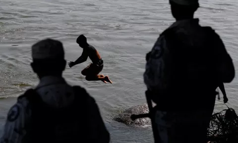 Migrantes hondureños ponen a prueba a las fuerzas de seguridad mexicanas en el área fronteriza