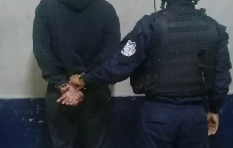 Dictan detención a sujeto que causó quemaduras a su pareja tras rociarle alcohol