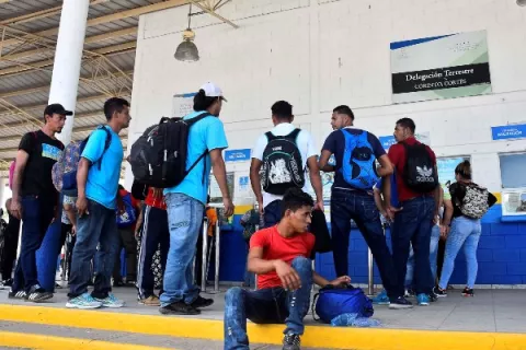 Una caravana de migrantes hondureños sale hacia Estados Unidos