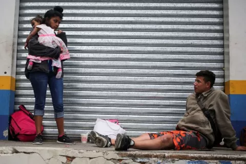 Policía guatemalteca detiene el avance de los migrantes hondureños
