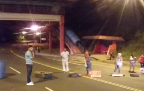 Colón amanece con protestas por la constante falta de agua
