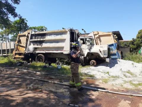 Se incendia camión compactador de basura en galera municipal en Chitré 