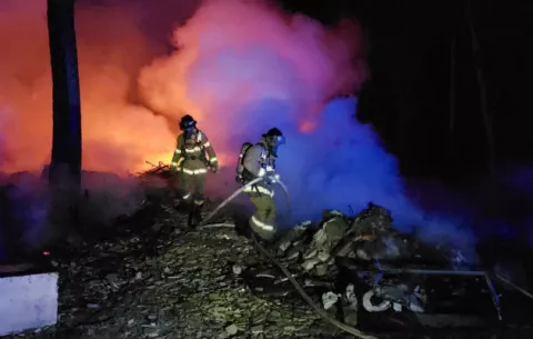Bomberos trabajan en la extinción de basura en Cerro Patacón