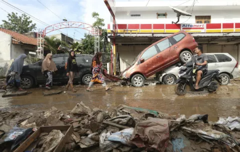 Indonesia eleva a 30 los muertos por las inundaciones en Yakarta