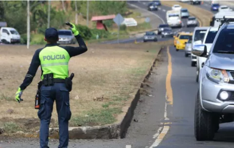 Policía de Tránsito inicia inversión de carriles en la vía Interamericana