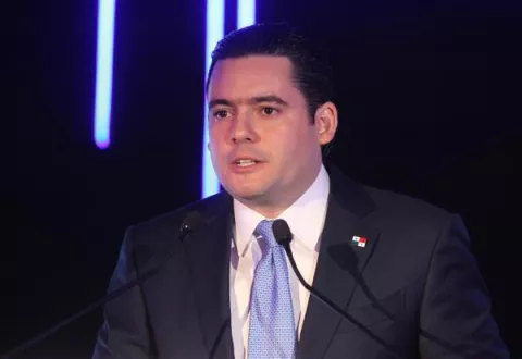 Panamá buscará en Davos atraer inversiones para impulsar su lenta economía