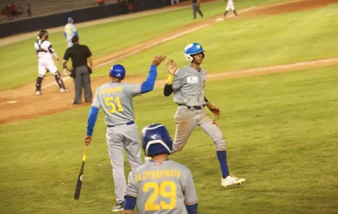 Herrera le pega a Metro a domicilio y sigue imparable en el torneo de béisbol juvenil