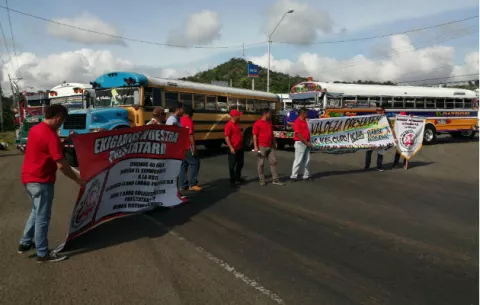 Bloquean con autobuses la vía Interamericana en La Pesa de La Chorrera 