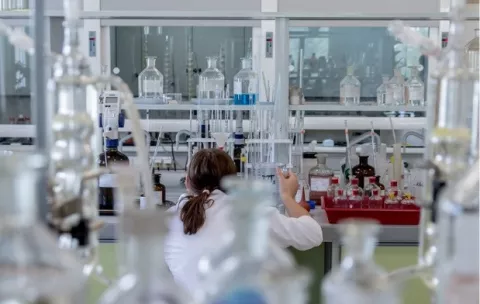 Científico chino es acusado de contrabandear muestras de laboratorio