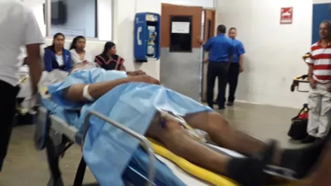 Delincuentes le disparan en una pierna para robarle en pleno semáforo