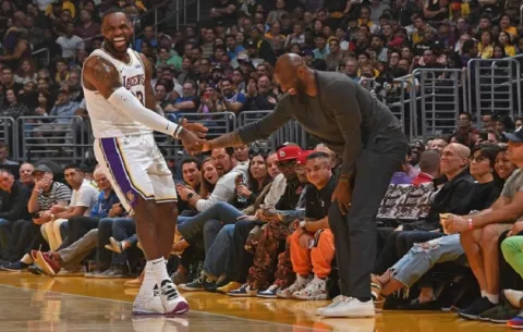 LeBron James se derrumba y rompe a llorar tras conocer sobre muerte de Kobe Bryant