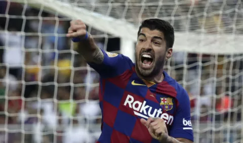 Lesión de Luis Suárez obliga al Barcelona a fichar un delantero