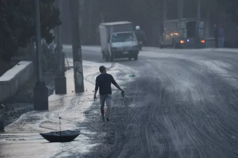 Miles de personas son evacuadas por la erupción inminente de volcán cerca de Manila