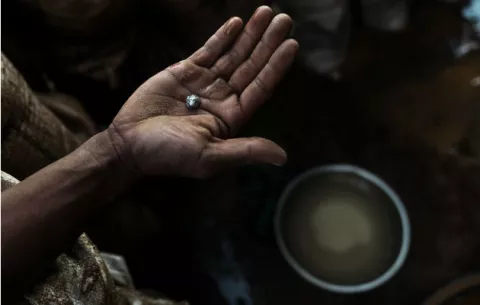 Mineros ilegales se envenenan para sobrevivir