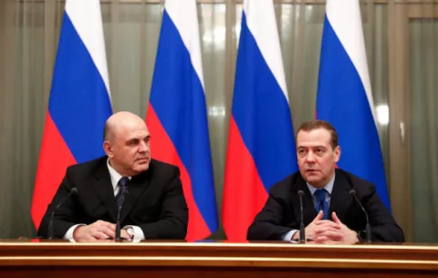 Mishustin se reúne con Medvédev y prepara gobierno ruso de transición