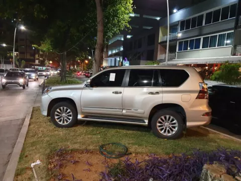 Multa de 2 mil dólares por estacionarse sobre isleta en la Vía Argentina