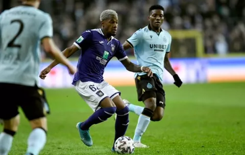 Michael Amir Murillo debuta con el Anderlecht en derrota contra el líder de la liga belga