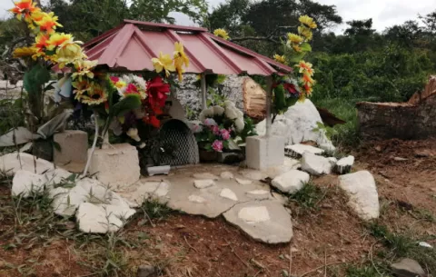 Nicho con vela encendida mantienen familiares de estudiante asesinada en Nuevo Emperador