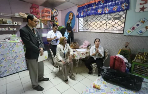 Autoridades cierran centro infantil clandestino que operaba en Parque Lefevre