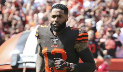 Jugador de la NFL con orden de arresto por tocar las nalgas de un policía