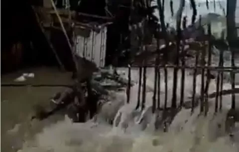 Fuertes oleajes azotan varias viviendas en Guna Yala
