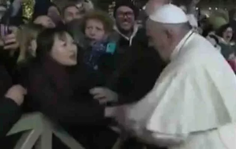 Papa Francisco se disculpó  por golpear la mano de una mujer que lo sujetó