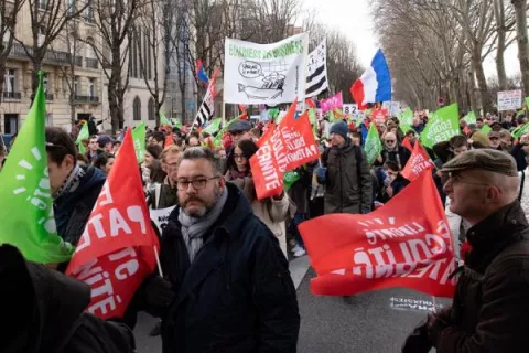 Miles de personas  protestan en París contra la reproducción asistida sin padre