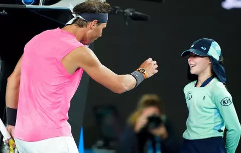 Rafa Nadal consuela con un beso a una niña, tras darle un pelotazo