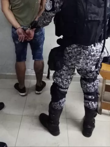 Delincuente en Colón golpea a un policía, pero luego es capturado
