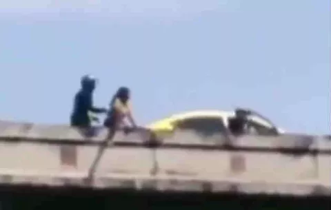 Mujer amenaza con lanzarse de puente en la Plaza 5 de Mayo