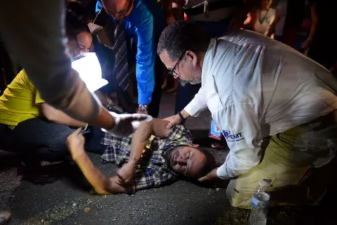 Puertorriqueños afectados por el sismo están desesperados por ayuda