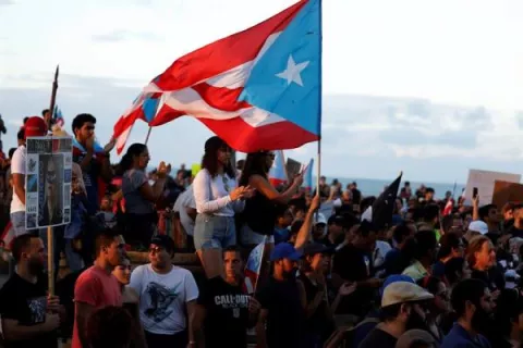 Puertorriqueños exigen la renuncia de la gobernadora Wanda Vásquez