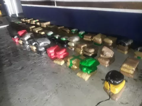 Dos panameños caen con 119 paquetes de sustancias ilícitas al sur de Punta Coco