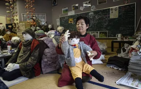 Sustituyen a niños con muñecos en un pueblo