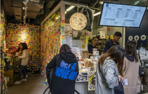 Tiendas de Hong Kong eligen color y bando