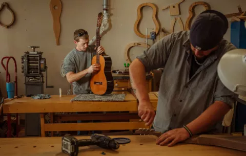 Superan adicción elaborando instrumentos de cuerda