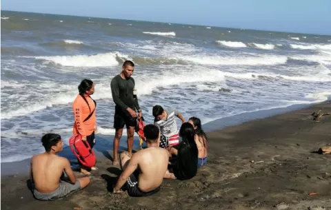 Rescatan a una joven bañista en la playa Uverito de Los Santos 