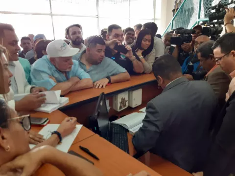 Ricardo Martinelli entrega 1,018  firmas para convocar a una renovación de CD