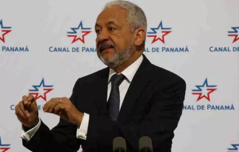 Canal de Panamá establece cargo por uso de agua dulce a buques por bajo niveles de lagos