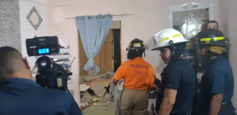 Caída de una  losa en Río abajo deja dos personas heridas, entre ellas un menor de edad