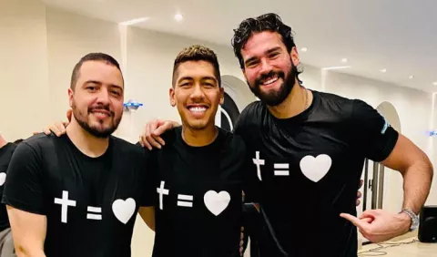 Roberto Firmino, bautizado en la piscina de su casa
