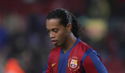 Ronaldinho no cree que él cambiara la historia del Barcelona
