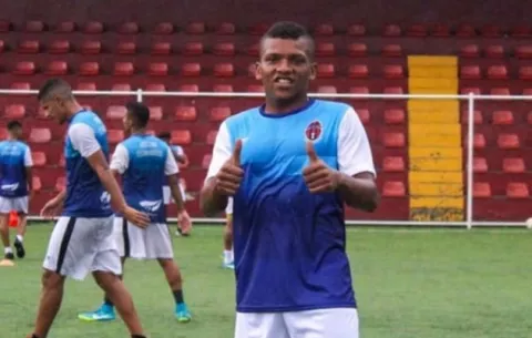 Ronaldo Córdoba llora  cuando recuerda los errores que lo alejaron de un futuro prometedor
