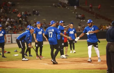 Andruw Jones y sus amigos derrotaron a equipo panameño en el All Star Softball Game