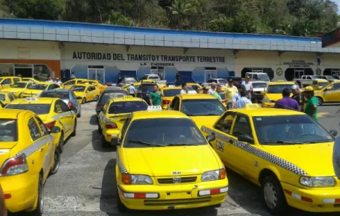 Taxistas solicitan reunión con el ministro de Gobierno, Carlos Romero  